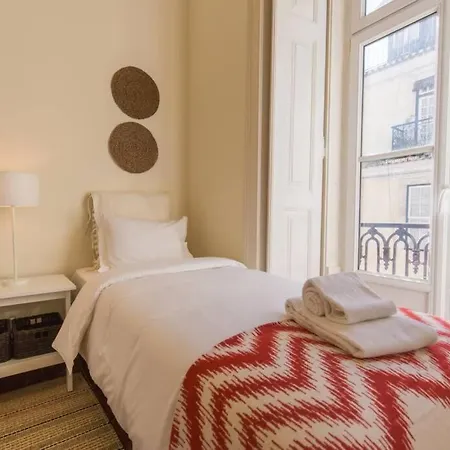 135 B - Alfama Renovated Charming Historic Flat Near Baixa דירה