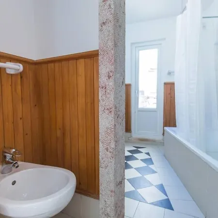 135 B - Alfama Renovated Charming Historic Flat Near Baixa Lisboa